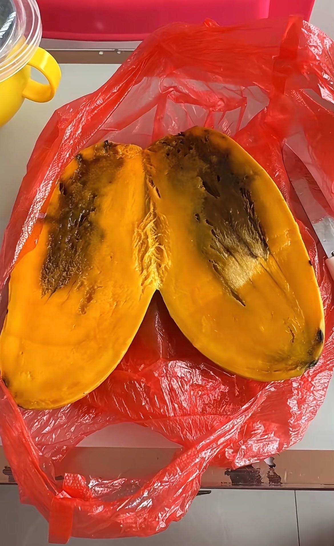 【玉林某站路一门店买到坏水果老板不认】

近日，网友爆料称：玉林市某站路一水果店