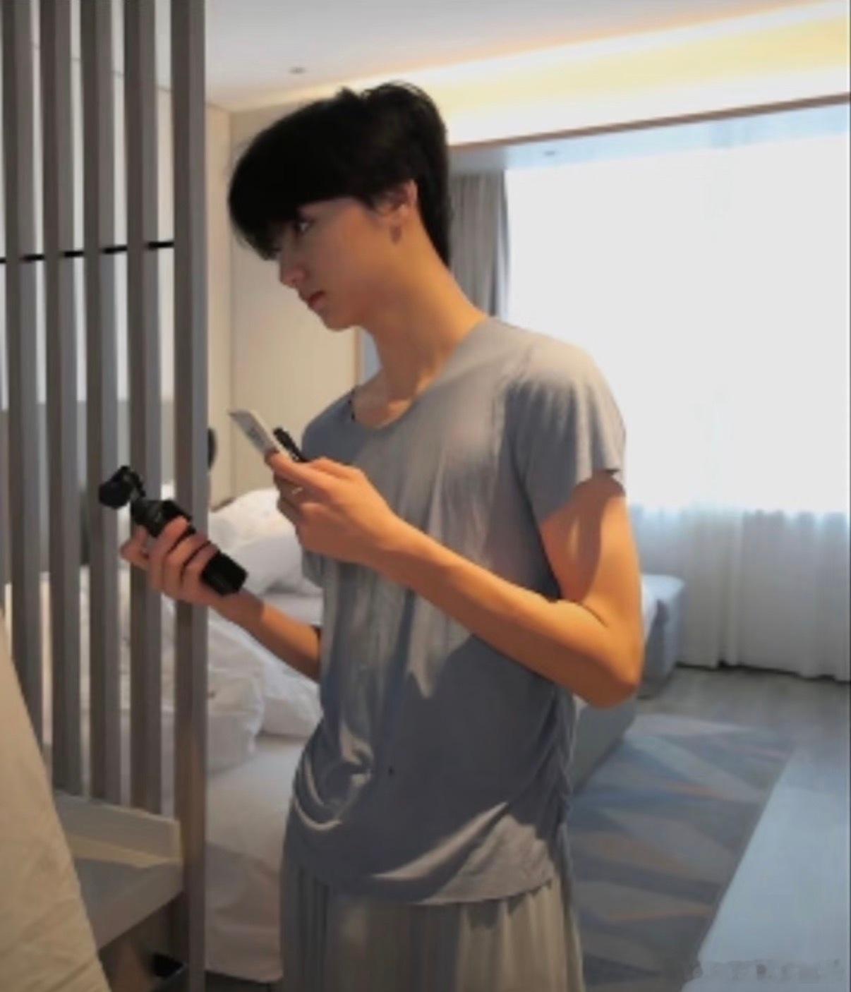 睡衣也不再是去年那种皱巴巴一看就是随手装进行李箱的款式了，或许很舒适，但这是一个