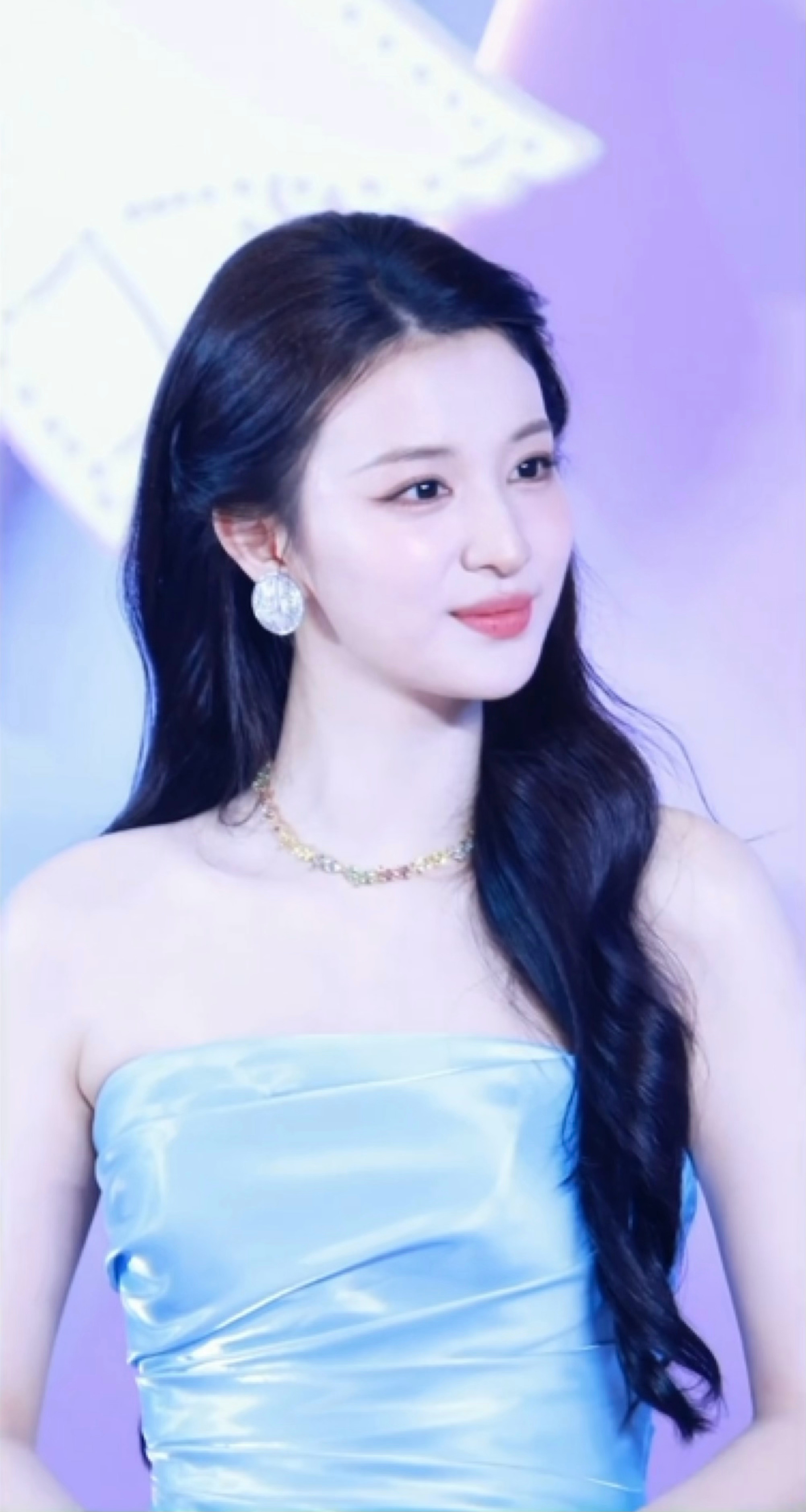 王楚然今日线下活动丨女神你随便吧 王楚然蓝色流光抹胸裙