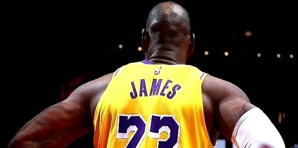 詹姆斯连续1297场得分上双终结了。
这一纪录，比乔丹的866场多了整整431场