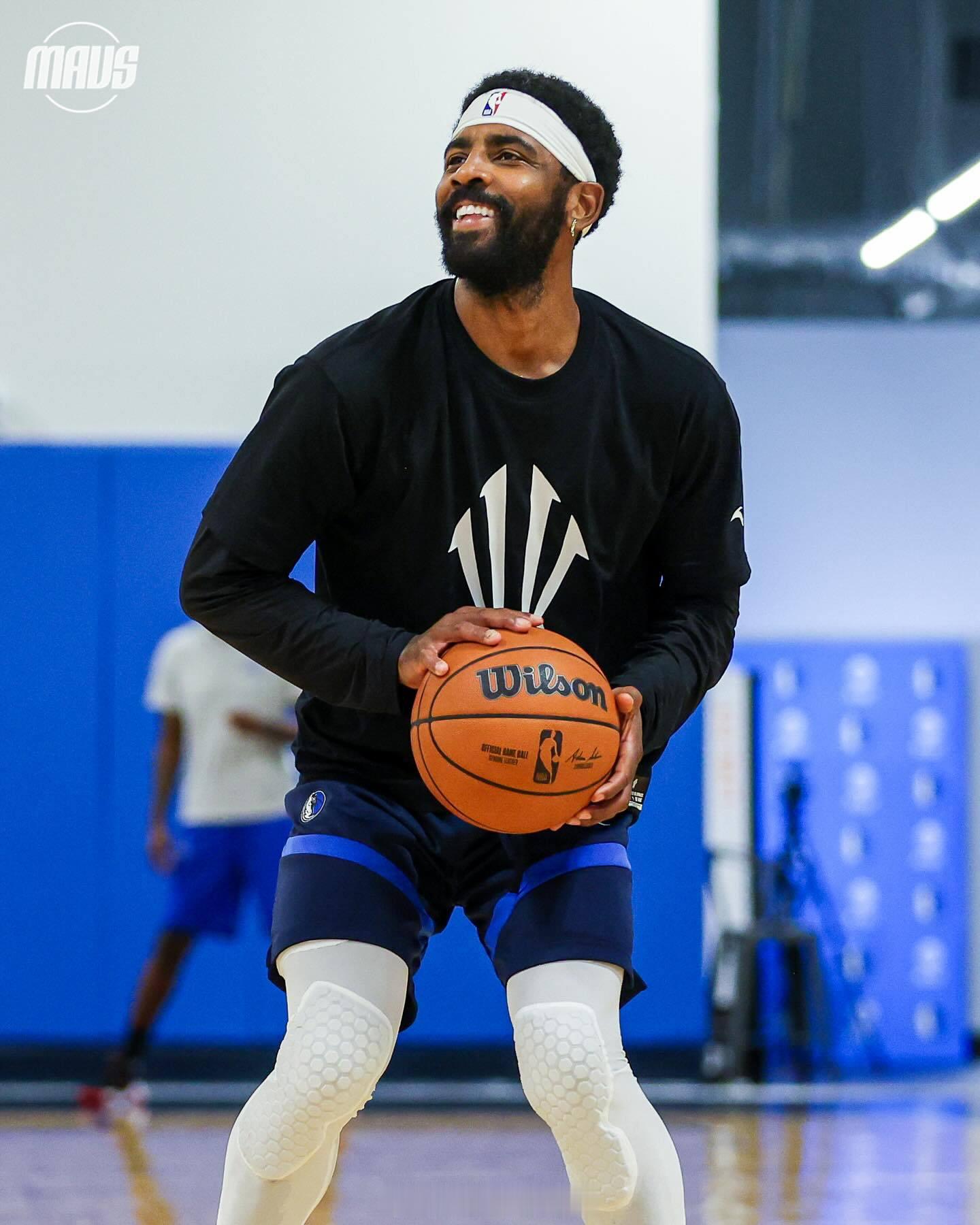 独行侠的训练照，汤普森来了，欧神仙得意的笑[挖鼻]DVD在独行侠才像是回家了，看