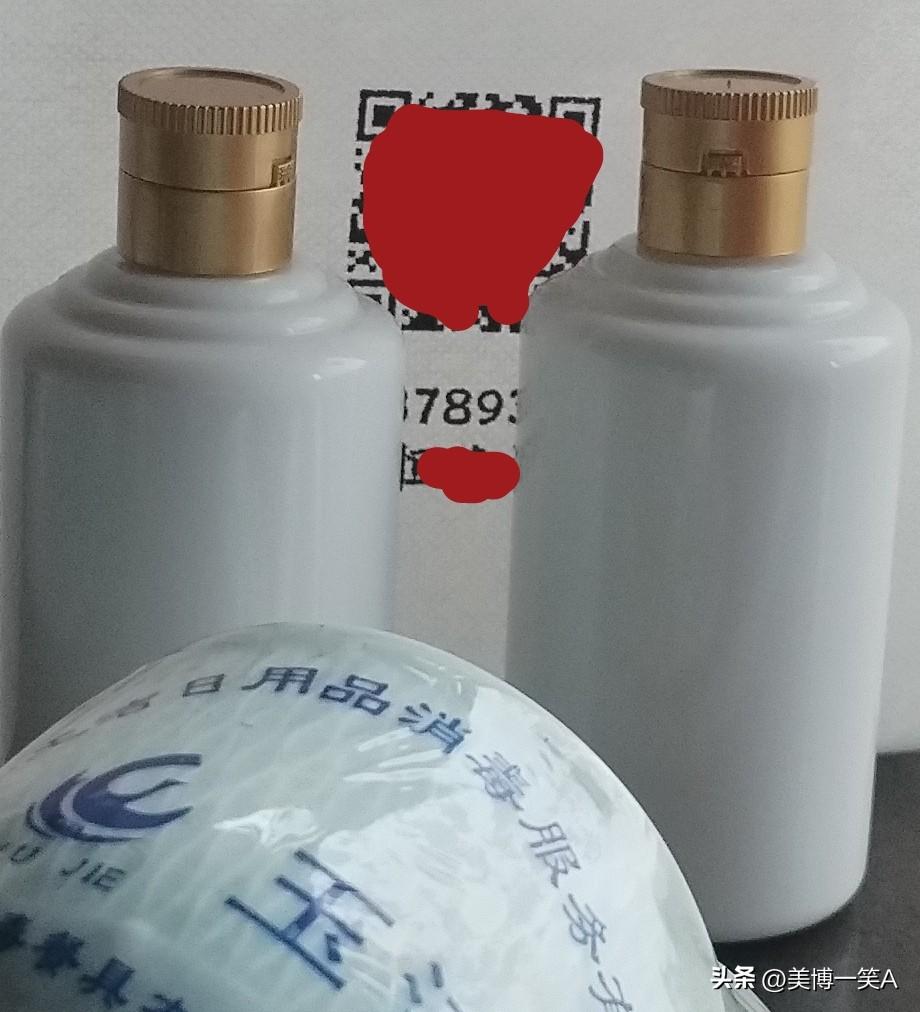 礼酒藏伏笔，存半心半意。
有酒老板喜庆开张，很客气，爱脸面，送随手二两装礼酒一瓶