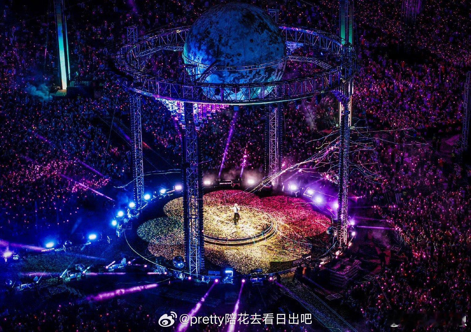 华晨晨宇 日出版向阳而生 华晨宇的音乐总是拥有一种“延迟感动”的魔力。《向阳而生