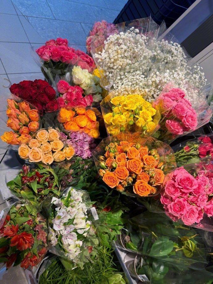 关晓彤逛超市买鲜花做饭关晓彤的旅行仪中的式感 关晓彤的旅行仪中的式感，逛超市、买