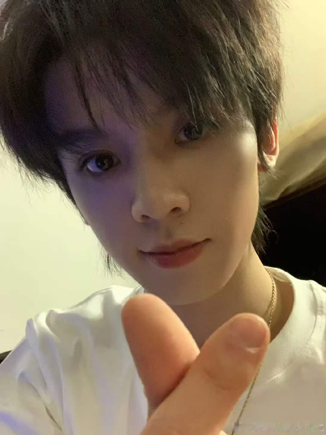 左航又结束一天左航比心自拍 左航比心自拍 