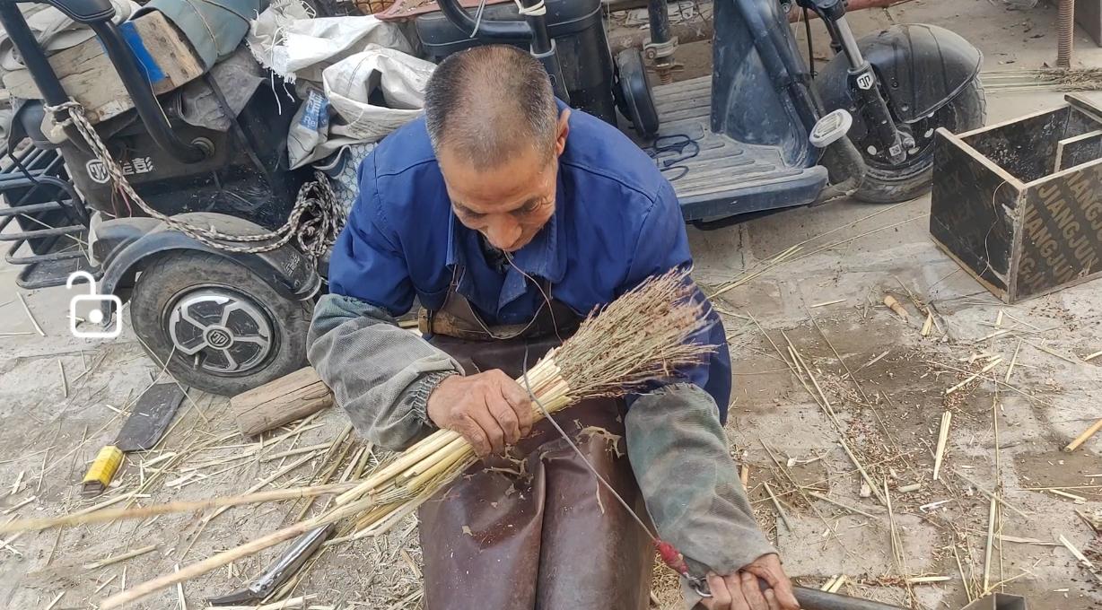 今天在篇哥门口来了一位刨条帚、炊帚的老人。
这位老人是我们邻村的，今年73岁，是