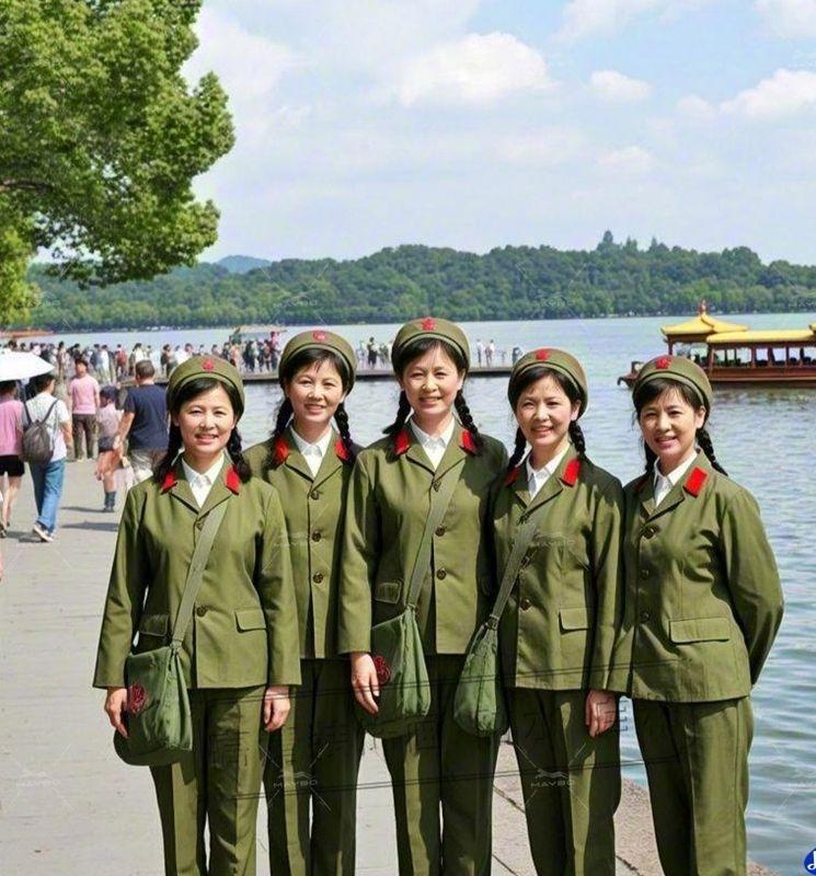 那时，我们一起当兵的姐妹们，星期天到湖边合影。美好时刻至今难忘…