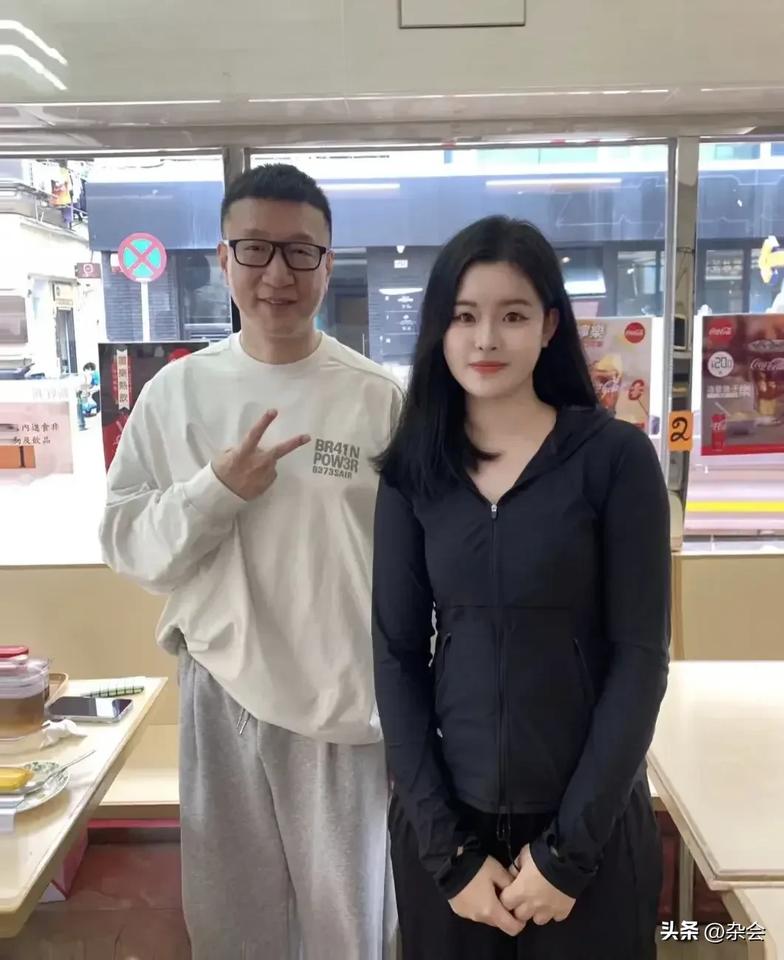 今天澳门某奶茶店惊现54岁@孙红雷 一枚！ 他看上去瘦了不少，身材管理满分，一身