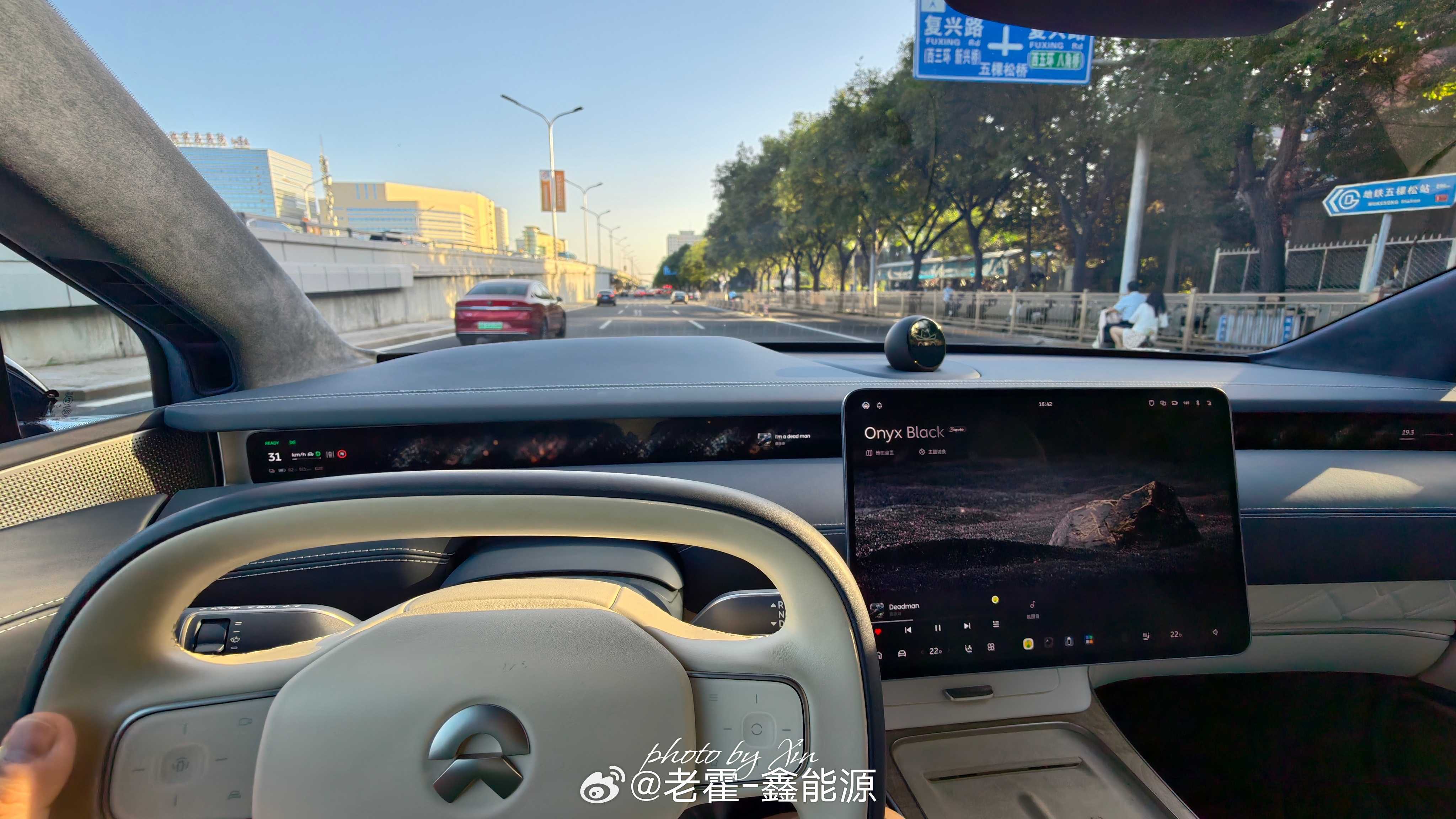 不得不说，ET9开起来确实情绪价值提供的很足，尤其是习惯了线控转向以后，方向盘的
