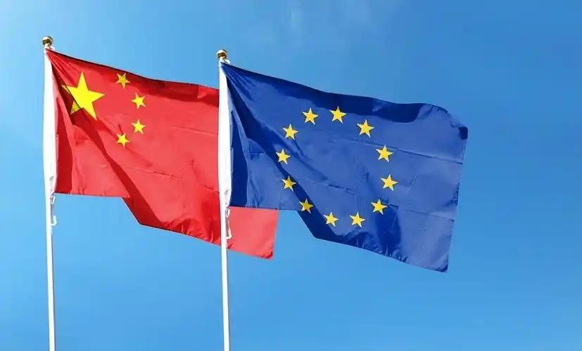铁了心要“灭掉中国”？一股可怕力量到来了！以前大家总觉得美国是打压中国最凶的，动