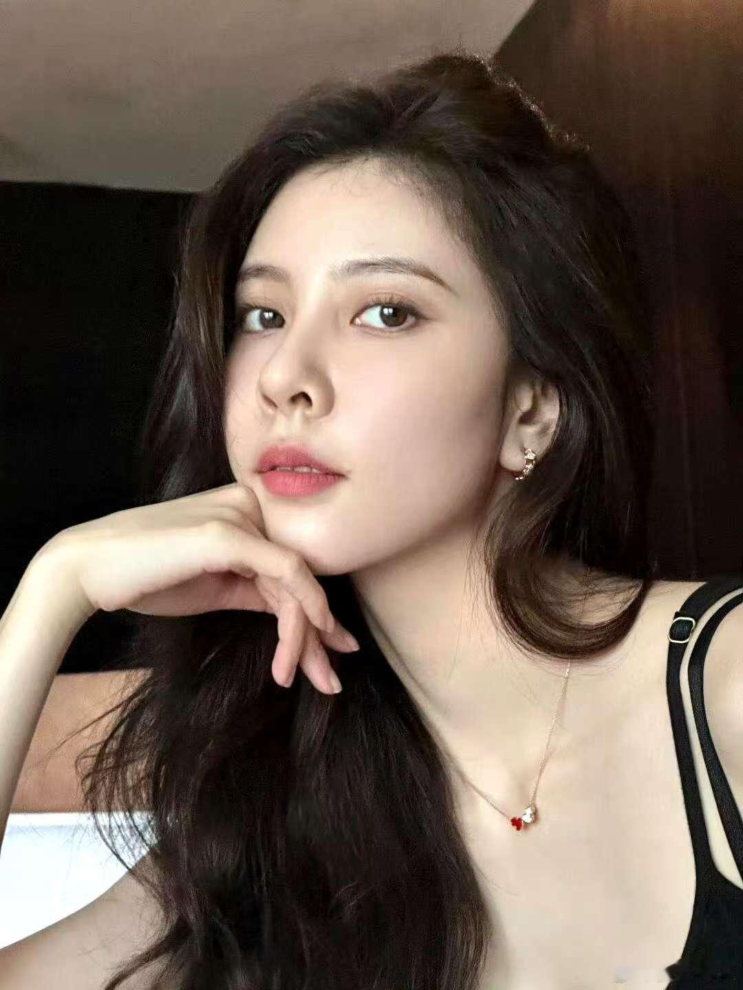 宋妍霏越素越美 有被宋妍霏的素颜美到！淡颜镜头都无法掩盖她的美，越素越美可不是说