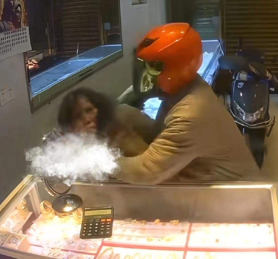 平潭被抢金店姓韩老板娘，也是一个狠人，要钱不要命！深夜一个人在店里，被亡命之徒抢