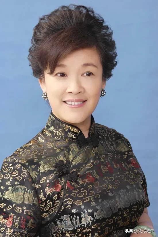 61岁的宋春丽和丈夫坚持丁克三十几年，直到2012年一天，好友邓婕到宋春丽家中做