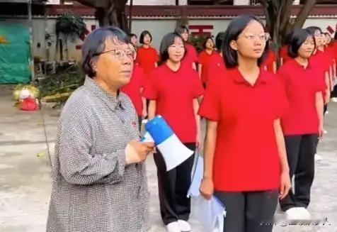 大快人心！69岁病躯张桂梅，带152名山区女孩全员考上大学，143人过本科——这