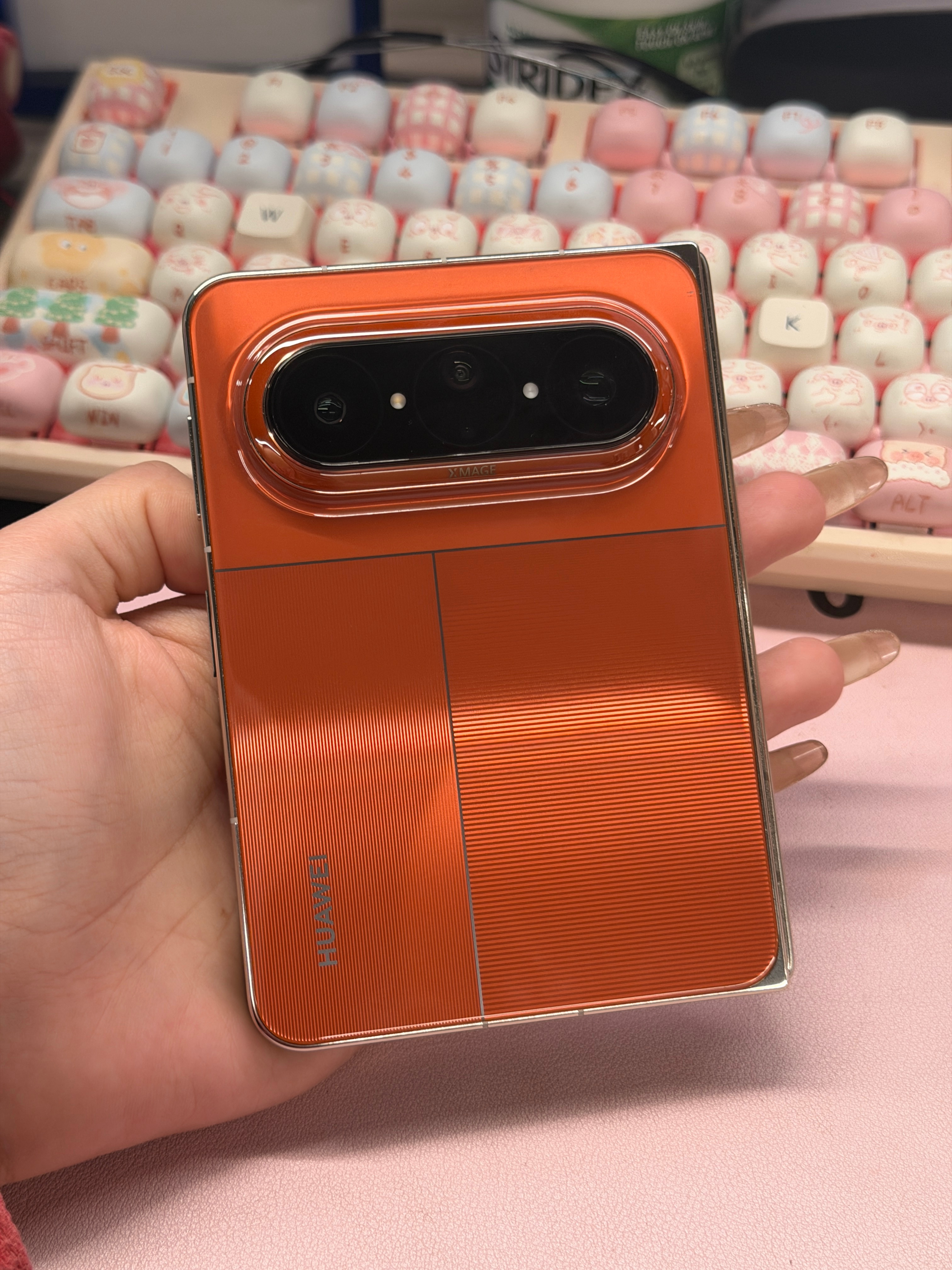 1万买华为折叠还是iPhone  这还要考虑多久？是Pura X Max一万块能