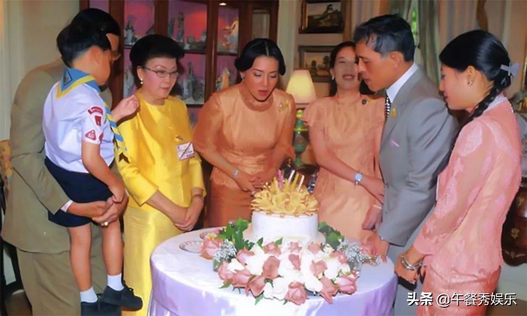 无论是提帮功还是西拉米过生日，他们的蛋糕都不太大。锦衣玉食的王室成员们，大蛋糕是