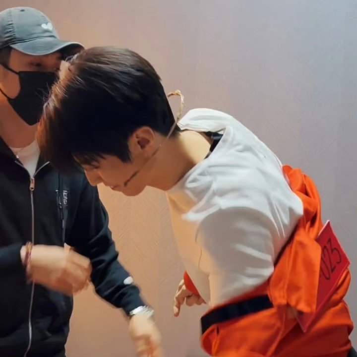 王俊凯穿了5层衣服工作室BGM是王俊凯唱的洋葱 ！ 王俊凯穿了5层衣服哈哈哈哈 