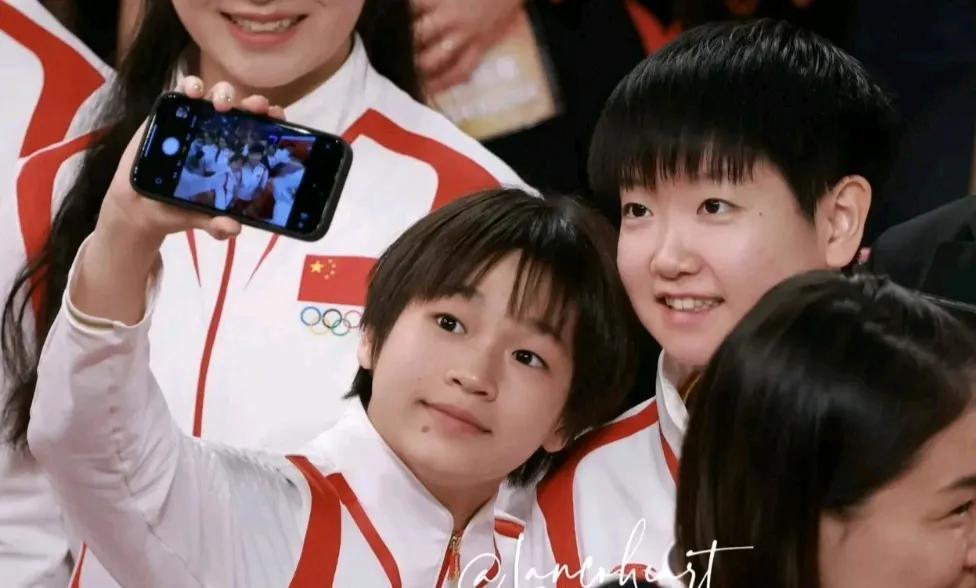 孙颖莎:我参加了两届奥运会。
全红婵:我也是。

孙颖莎:我两届奥运会共获得了3