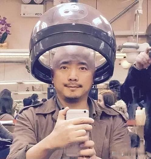 上戏理发师再也赚不到徐峥的钱了

2025年12月1日，徐峥现身上海戏剧学院80