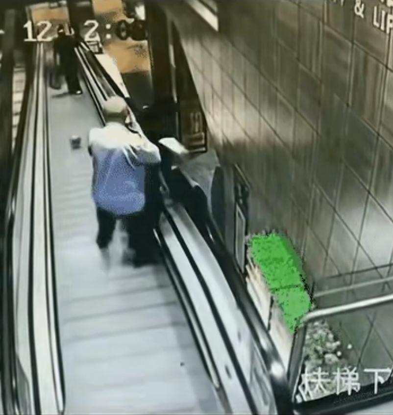 这老爷子也太敢了！
跟老伴逛完商场坐扶梯，突然想回味童年，竟要学滑滑梯似的从扶梯