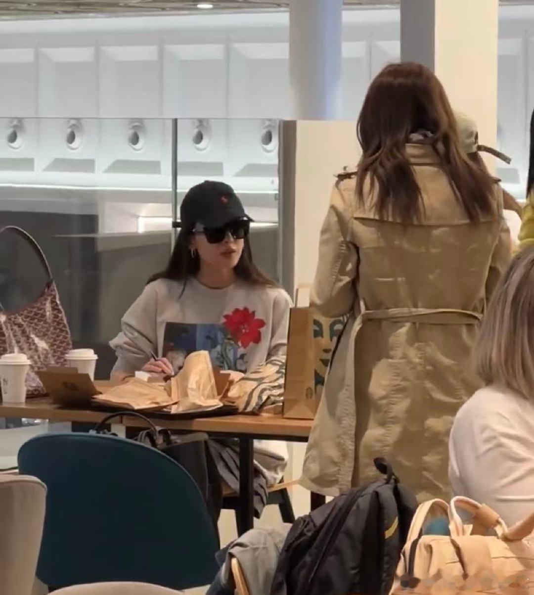 娜扎戴墨镜给粉丝签名娜扎戴墨镜给粉丝签名！娜扎戴墨镜给粉丝签名被质疑耍大牌 ​​