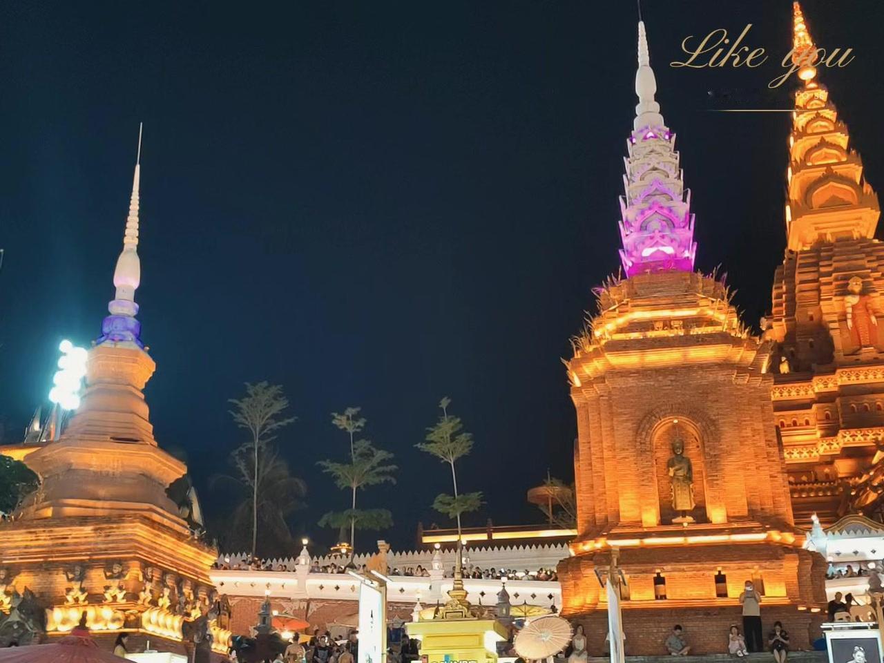 南方的冬夜，我们在告庄“盛夏”换件薄衣，混进六国集市的烟火里。👘金顶佛塔璀璨，