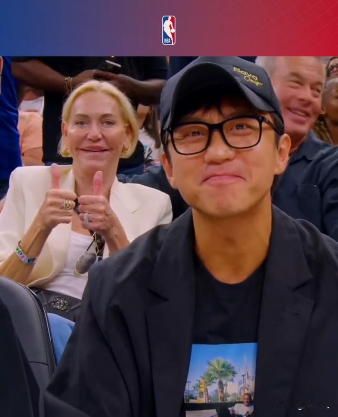 演员邓超观战NBA总决赛马刺VS尼克斯，没想到邓超也是个篮球迷。尼克斯16分逆转