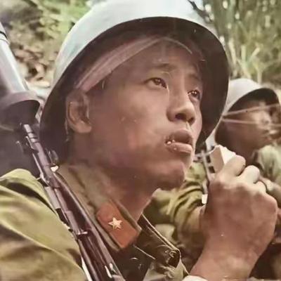 1987年4月老山战役中，面对越军手持喷火枪的猛攻，“拼命三郎”王高银不顾危险，