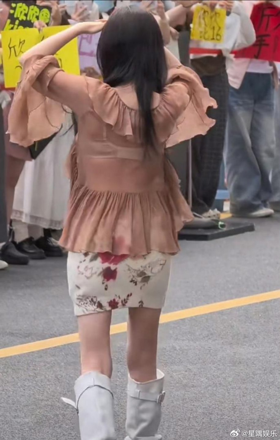 虞书欣这是什么穿搭风格？审美真的好差 