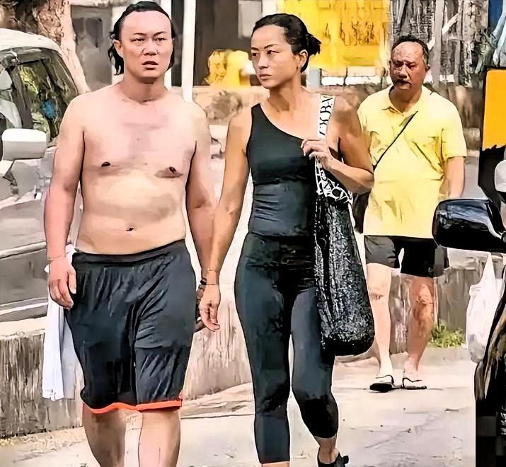 楼市都这样了，陈奕迅还砸了1.82亿。全款。

香港寿臣山，山顶豪宅。普通人攒一