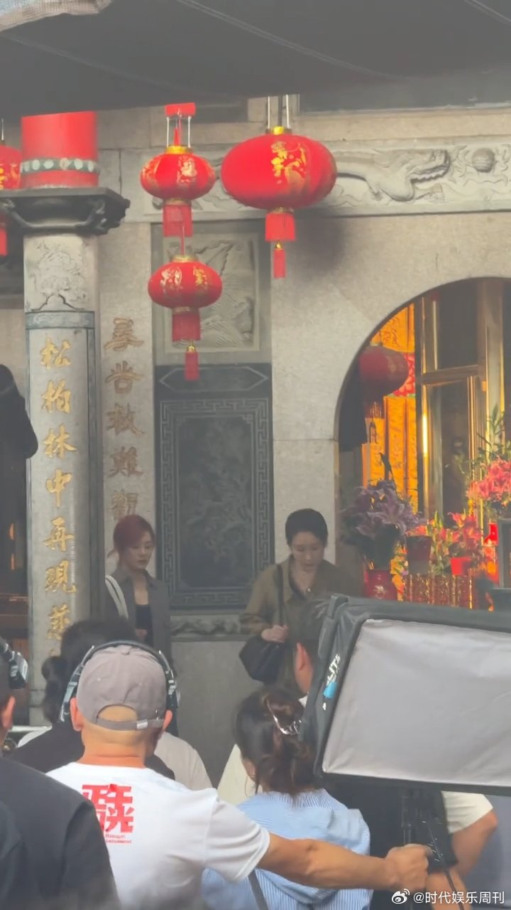 孙俪红发偶遇孙俪和秦海璐拍戏 偶遇孙俪和秦海璐拍戏，这个孙俪还是红发，真的好漂亮