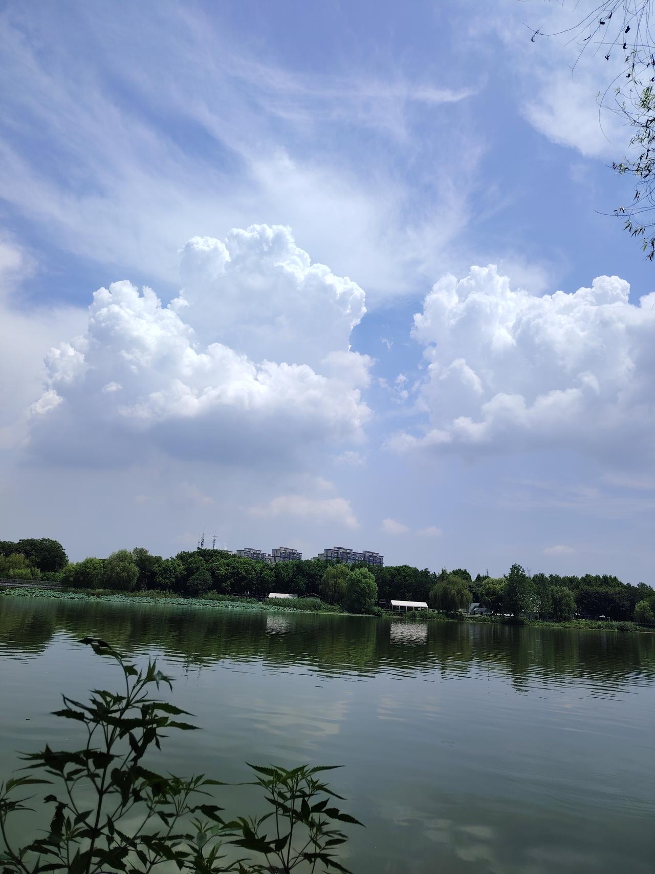 湖中水清亮，天上彩云美！
拍摄于武汉东湖
