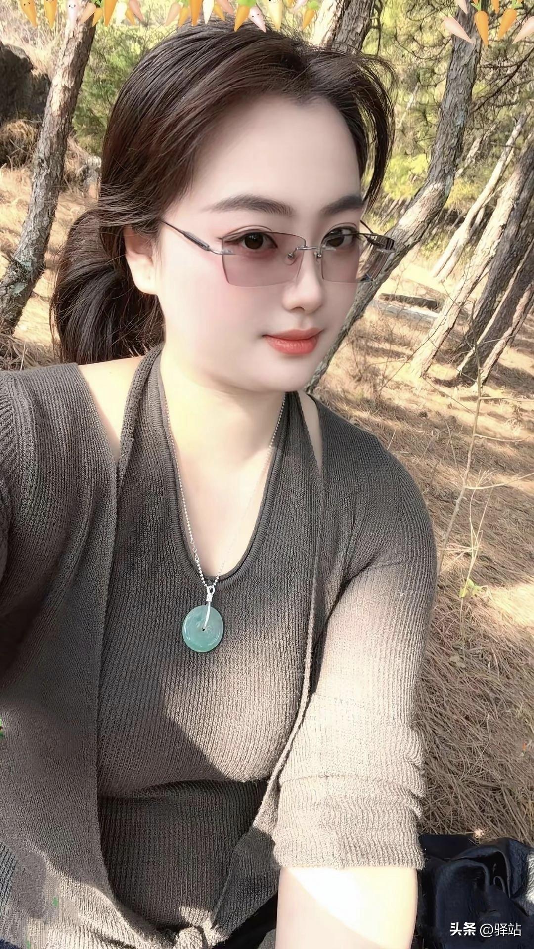 美图欣赏，看图写诗，情感解读

《松间风暖》
七言绝句：
松影横斜覆浅苔，
晴光