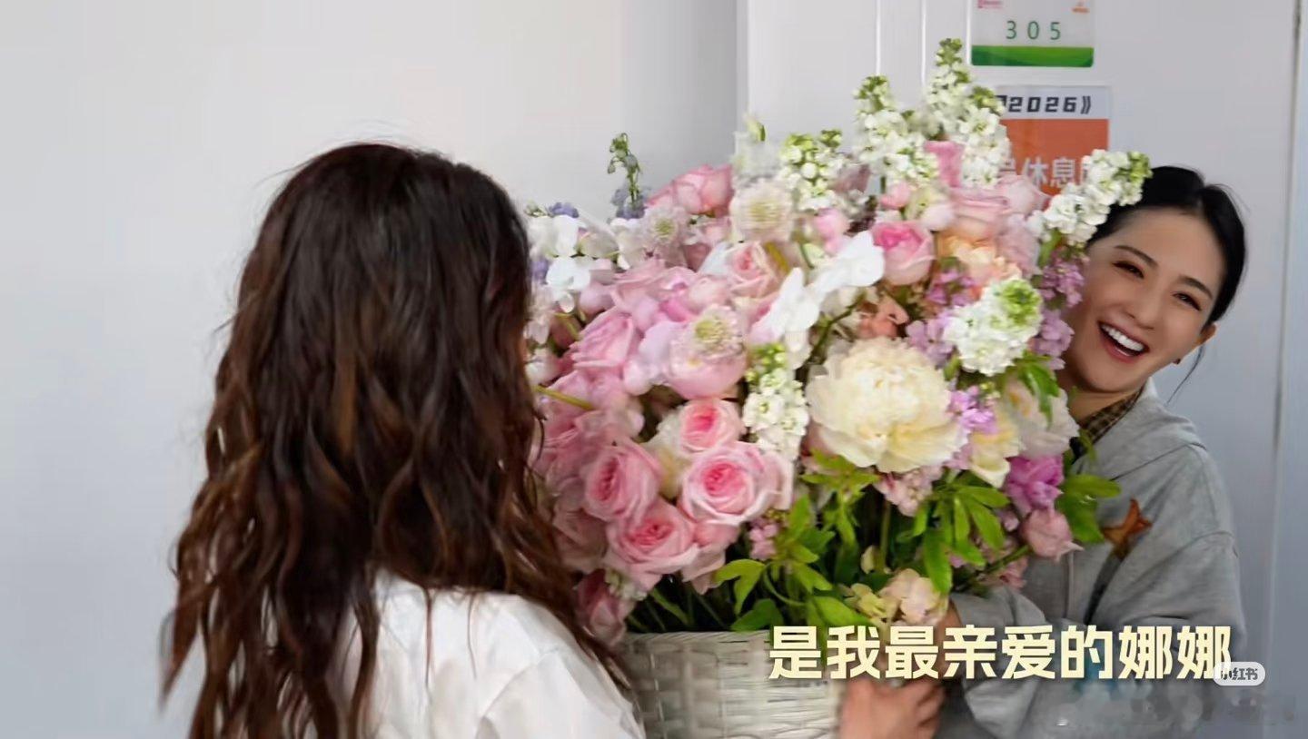 李小冉亲谢娜耳朵李小冉谢娜亲了耳朵冉娜就这样甜甜蜜蜜     李小冉知道自己笑起