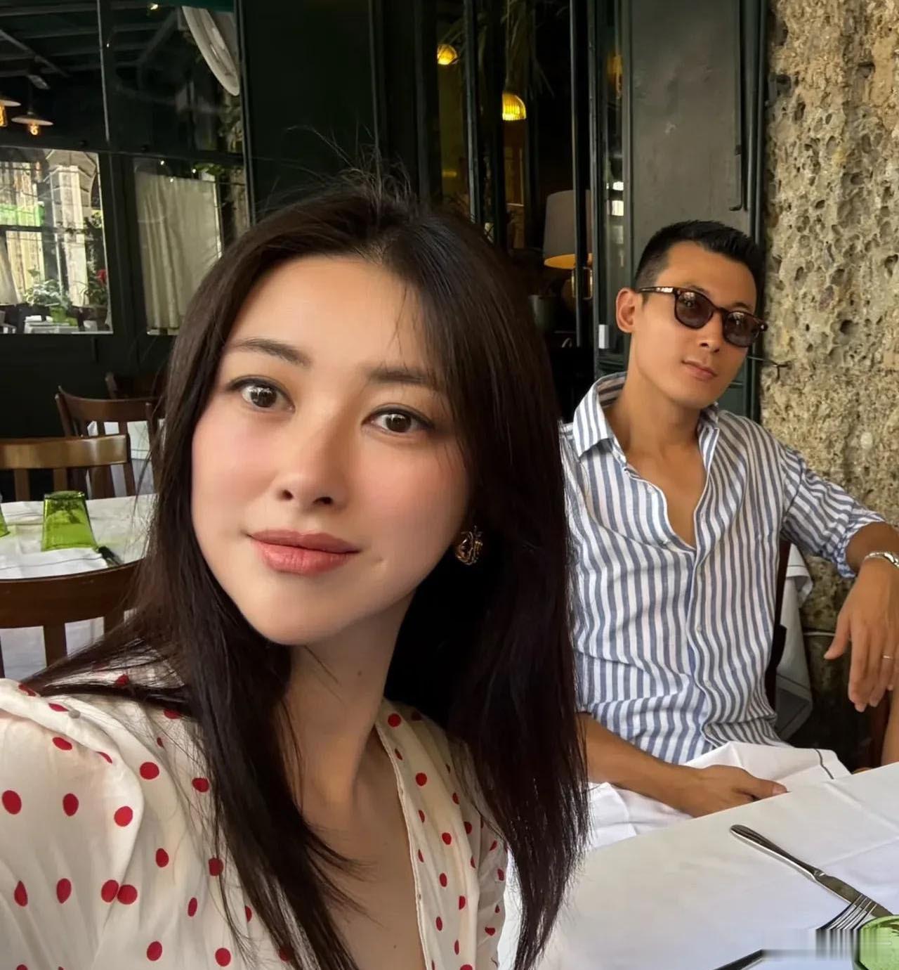 乖巧可爱的女儿眉眼精致，完美遗传了父母的高颜值，一家三口同框画面温馨治愈，氛围感