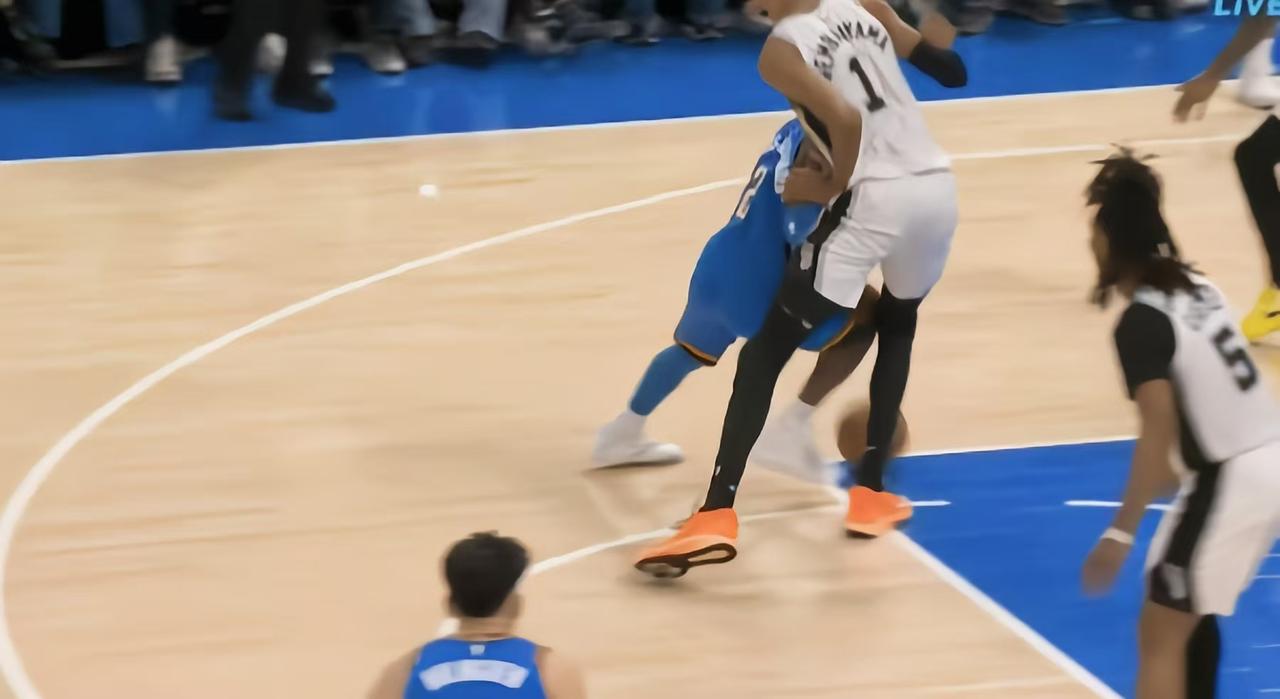 被三杀的雷霆，在本场比赛中使用垫脚，夹腿，击打，疑问也随之产生：雷霆到底想要一个