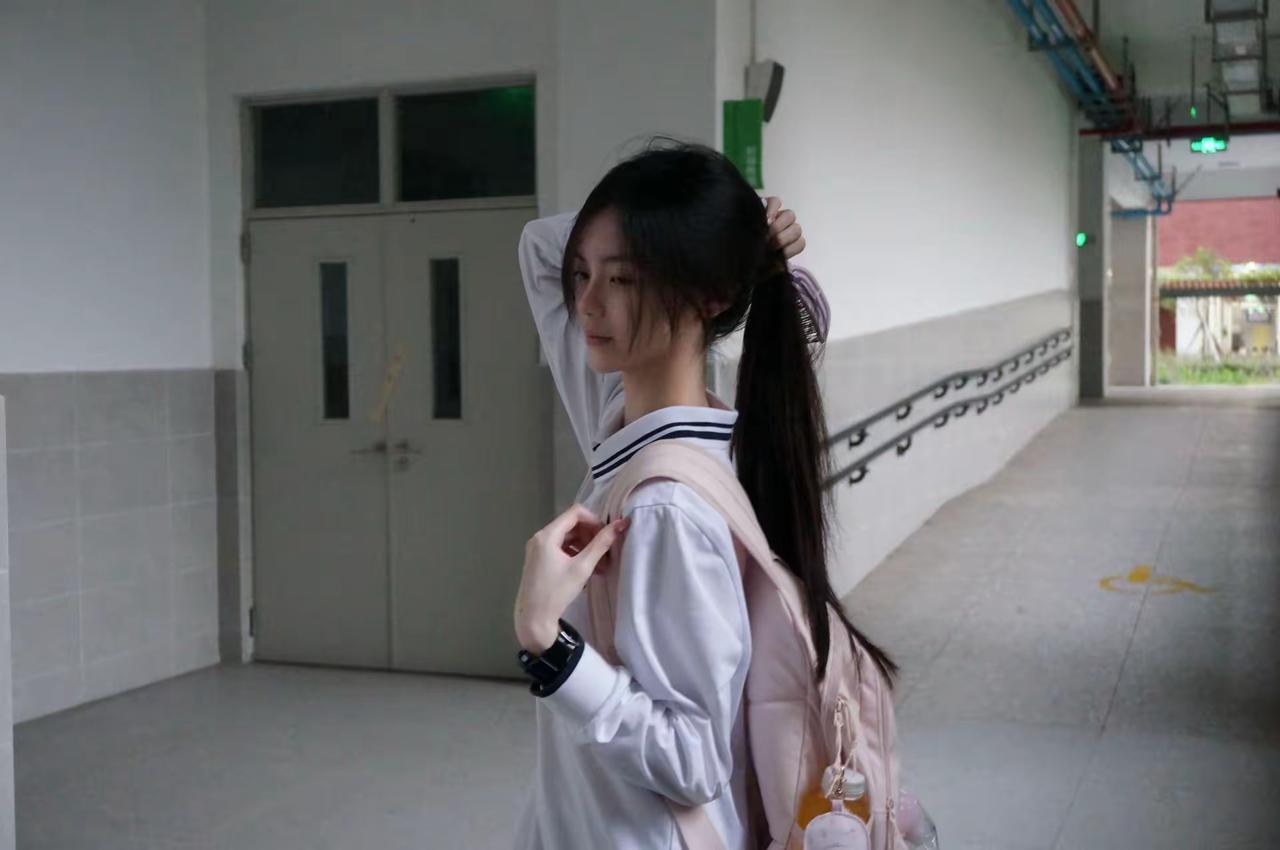 校园日常｜少女背起书包，开启新一天的学习旅程🎒📖 萌萌女大学生 书包女生小学