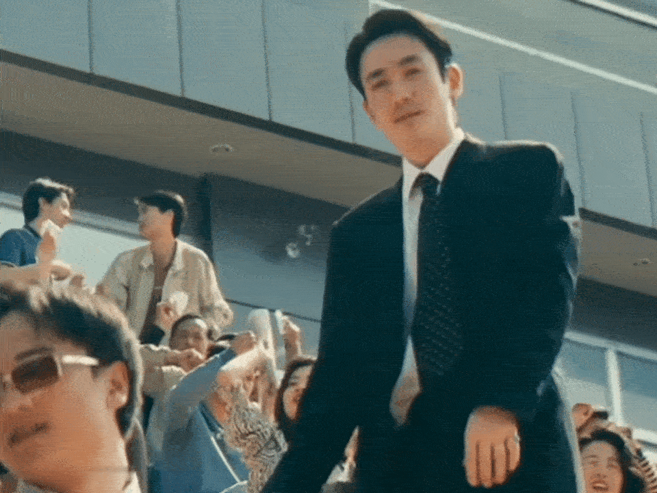 这个伸懒腰太可爱了~朱一龙万梓强 · 朱一龙电影空枪 ​​​