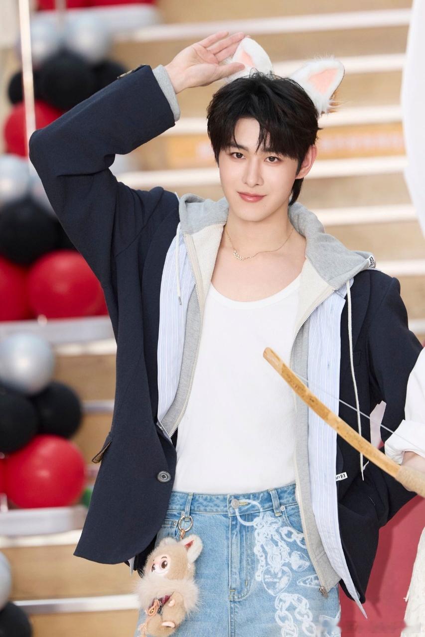 田嘉瑞这是我的啊呜 狐狸造型搭配小狐狸玩偶，田嘉瑞也太会了🦊，同框契合度拉满，