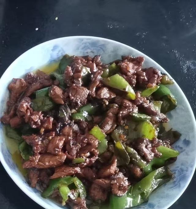 17岁职高儿子晒“黑暗料理”，酱油放多肉全黑，亲妈却狂点赞。原因很现实：孩子成绩