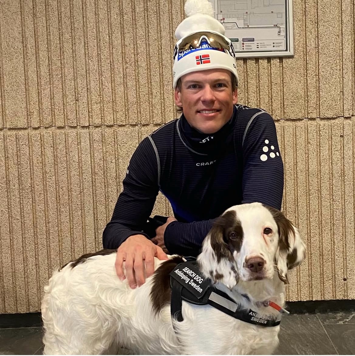 冬奥会 在瑞典法伦举行的越野滑雪世界杯赛场上，除了激烈的竞技，还有一幕格外暖心：