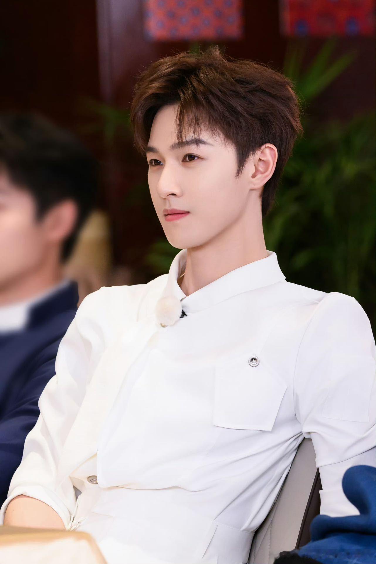 李昀锐一条龙服务把白鹿送上宝座李昀锐被白鹿撕掉名牌的表情奔跑吧 白鹿笑着走过来，