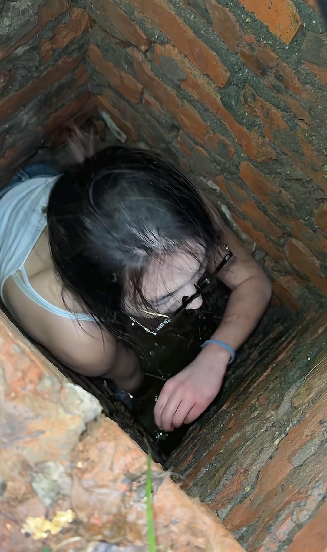 湖南常德，一只小狗不慎掉入校园下水道里不停的挣扎，眼看爬不上来只能等死，紧要关头