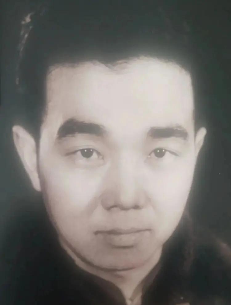 郑保民，生于1926年12月1日 ，北京电影制片厂演员。江苏连云港市人，1926