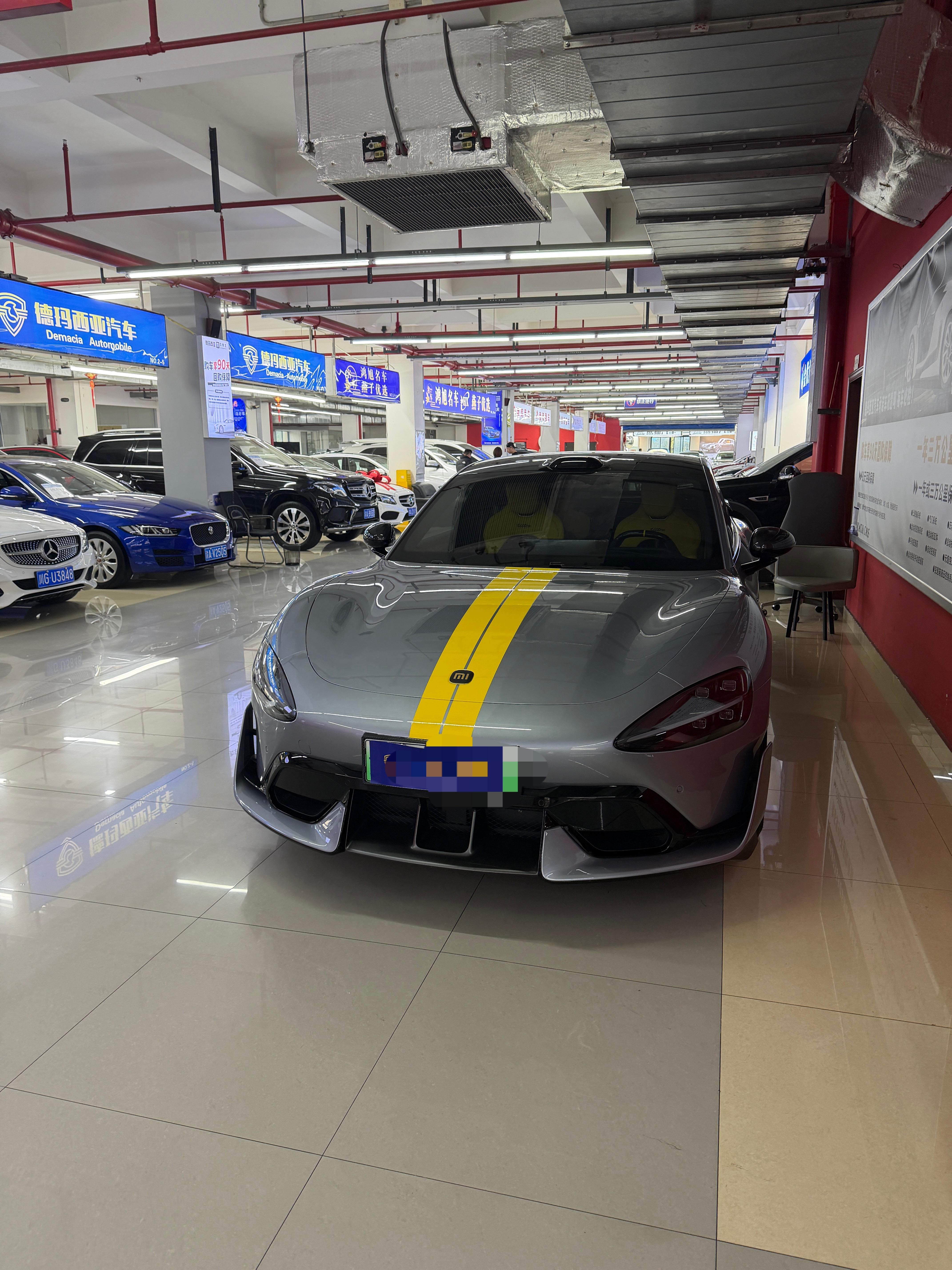 今天出去看车、遇到SU7Ultra 老板喊价37万、还没有砍价的情况下、说实在的