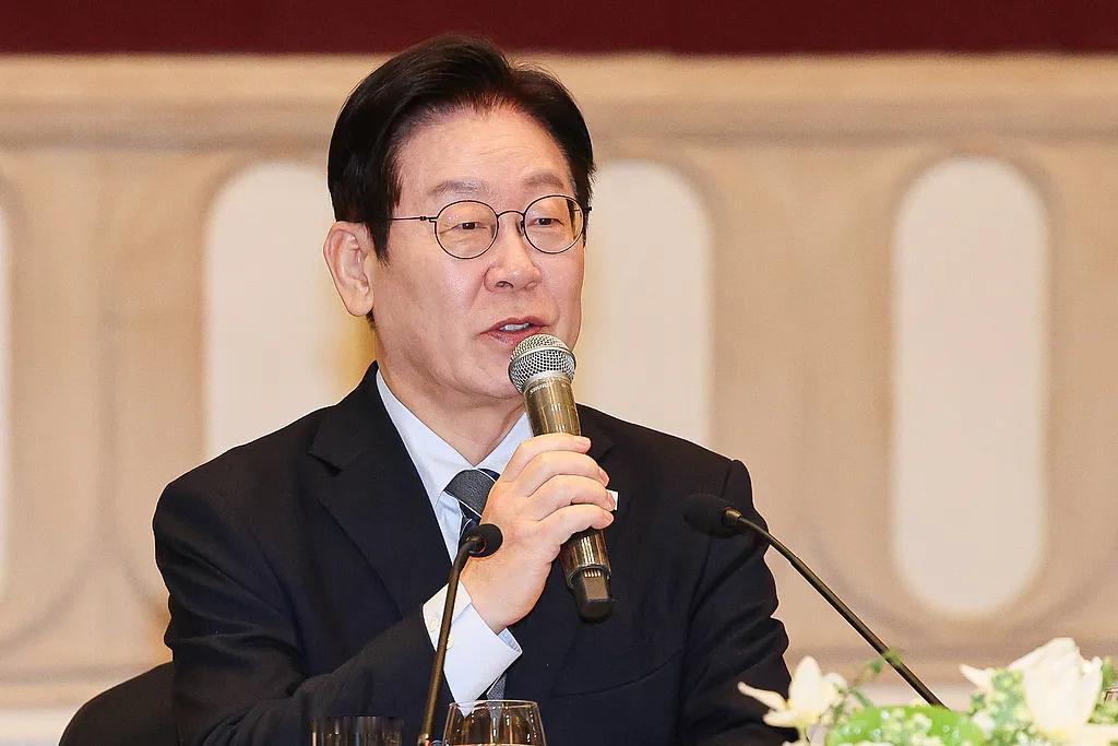 李在明回国第一件事：不是回家，是拿极右翼“祭旗”！

屁股还没坐热，脸就撂下了！