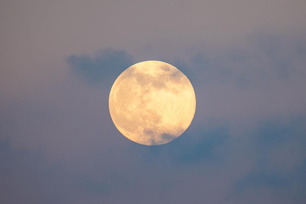 【#2025最后一次超级月亮即将登场#】 12月5日，“超级月亮”即将再次登场?