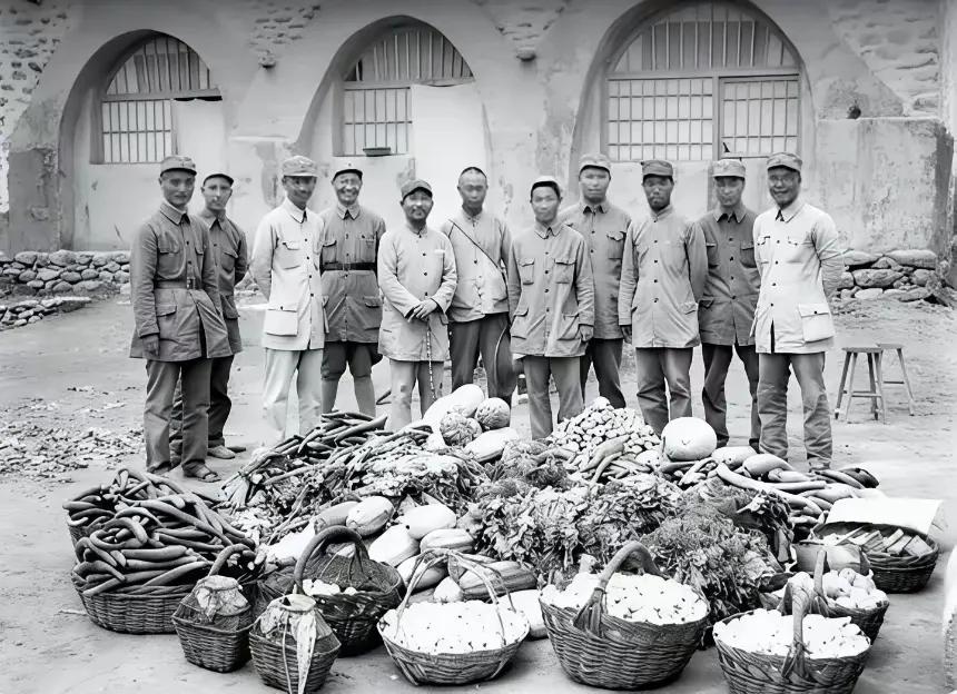 这张照片拍摄于1944年，地点是白求恩国际和平医院，这是晋察冀边区慰问团来到白求