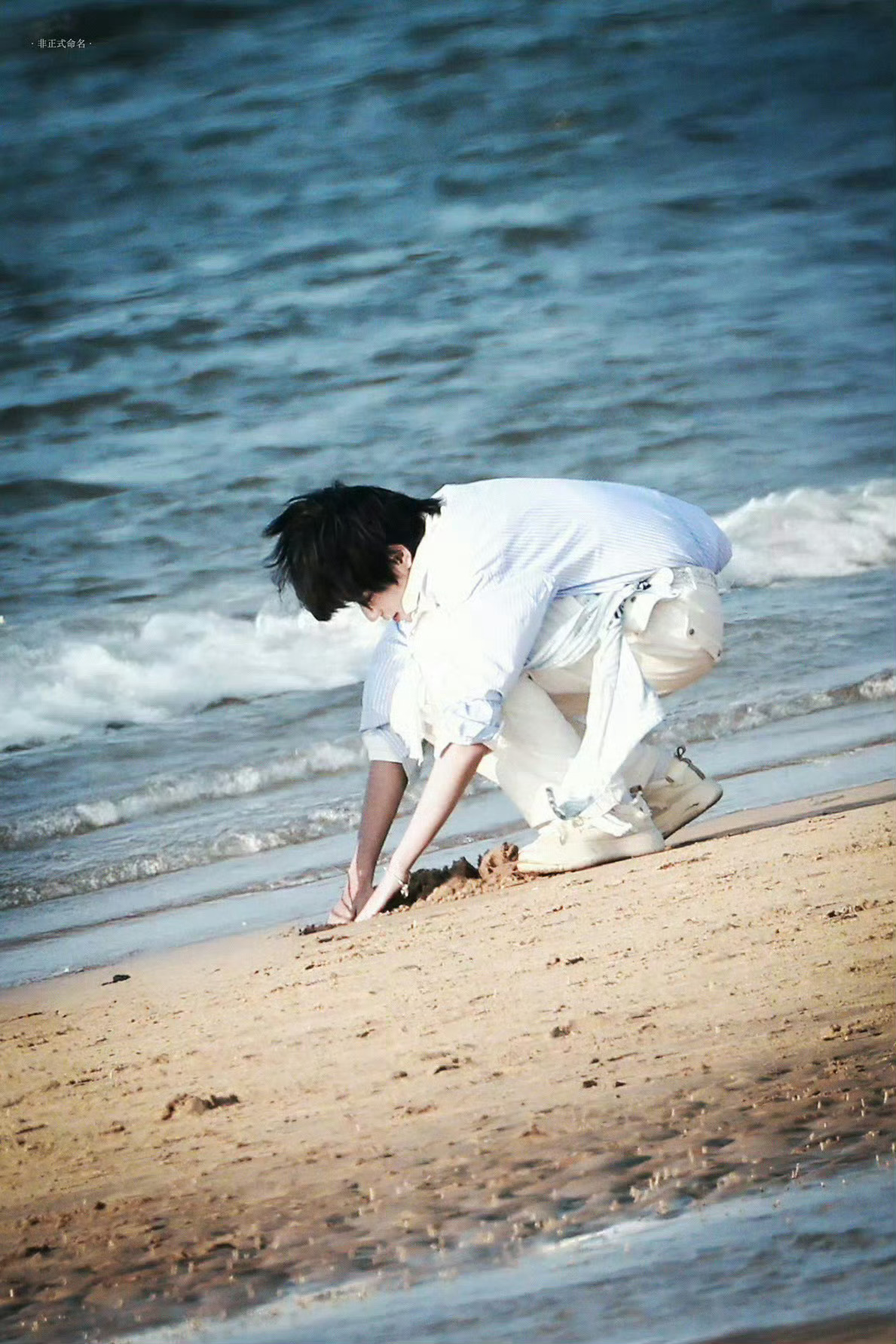 王橹杰每一张都像画报 王橹杰站姐拍摄的海滩少年，简直是一幅画儿一般的存在🎊 