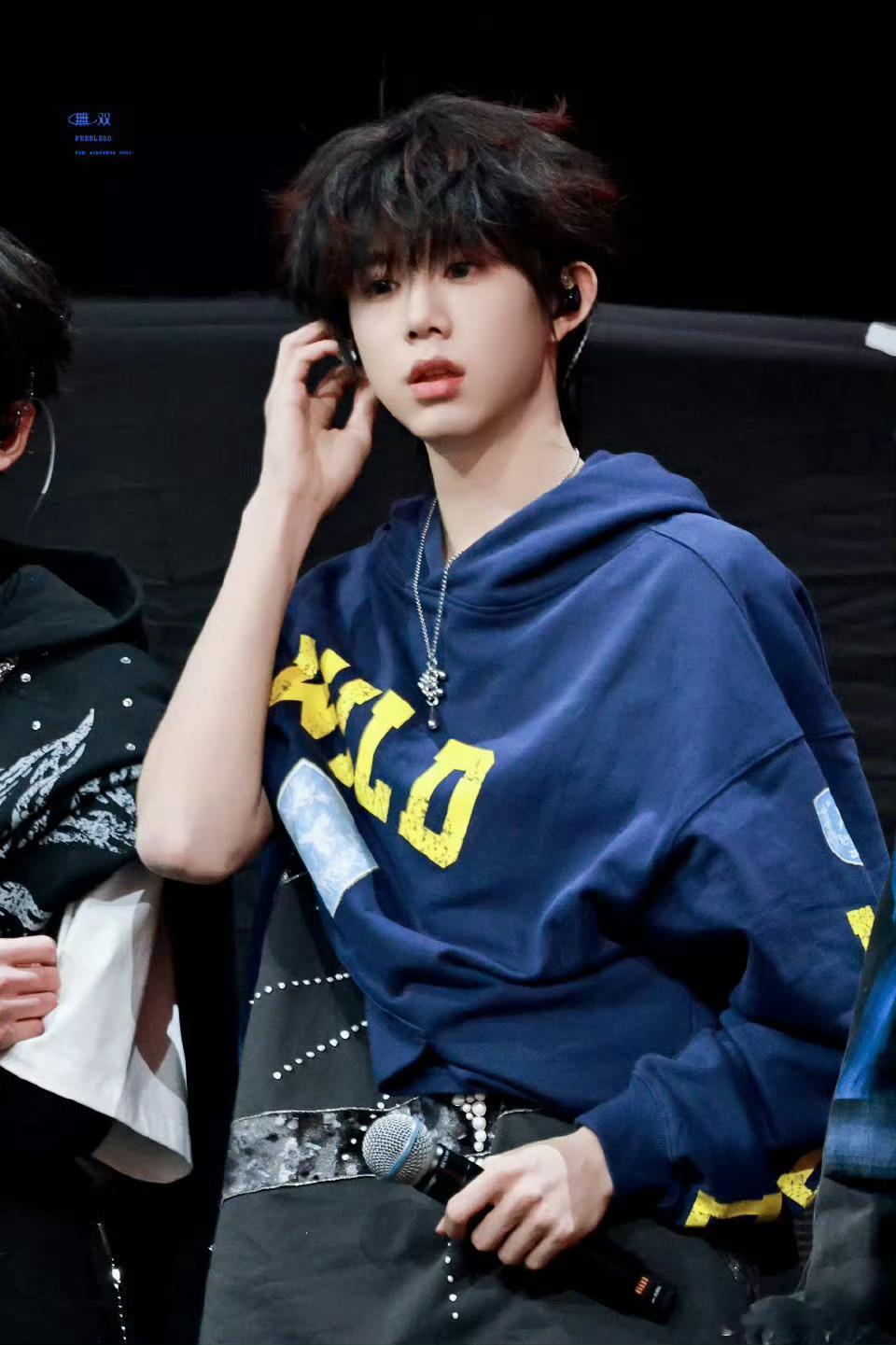 陈奕恒外套斜穿陈奕恒 今天也好帅啊，小卷毛还萌萌哒